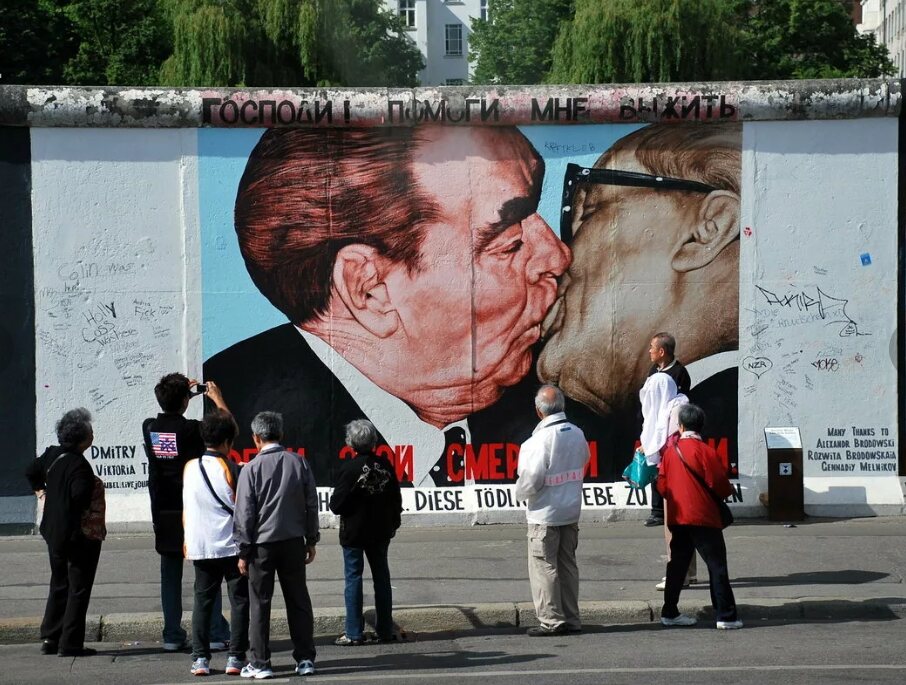 The Brotherly Kiss on the East Side Gallery, Berlin