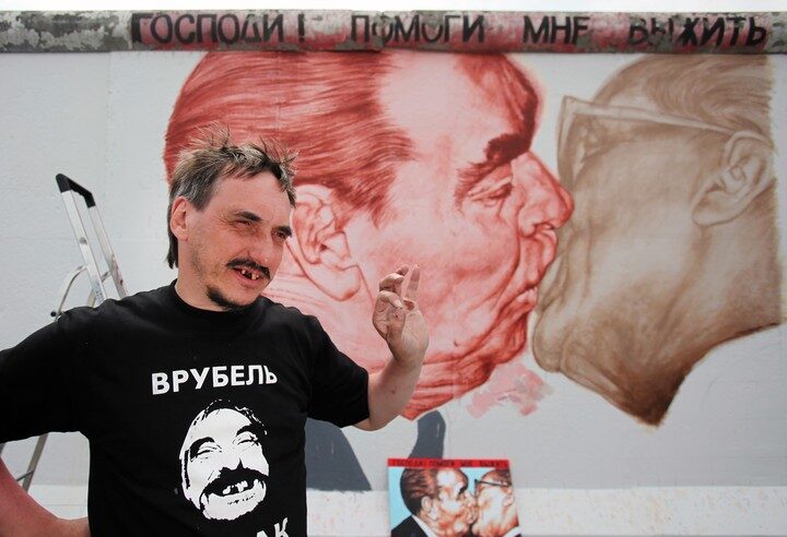 Dmitri Vrubel at the Berlin Wall mural