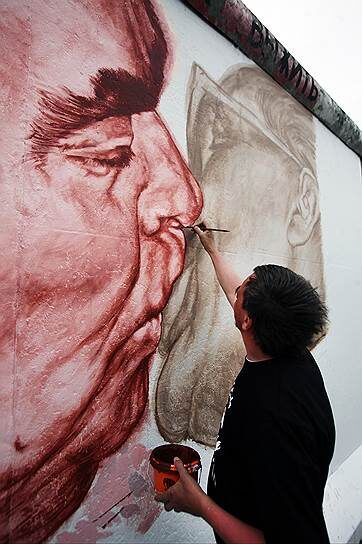 Vrubel painting the mural